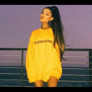 Oversized sweatshirt (as seen on Ariana Grande)